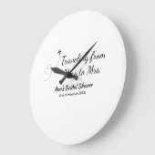 旅行用ブライズシャワーのネームカードの例：ミス（旧姓）シム → ミセス（姓）シム ラージ壁時計 (傾斜)