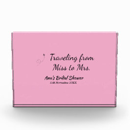 旅行用ブライズシャワーのネームカードの日付をミスからミセス・シムに変更 フォトブロック