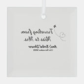 旅行用ブライズシャワーの名前と日付をミスからミセス・シムに変更する ガラスオーナメント (裏面)