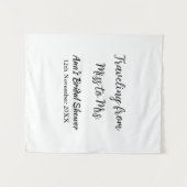 旅行用ブライズシャワーの名前に日付をミスからミセス・シムに変更 タペストリー (正面(横))