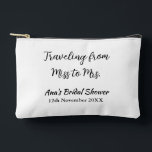 旅行用ブライズシャワーの名札 日付をミスからミセス シムに変更 アクセサリーポーチ<br><div class="desc">デザイン</div>