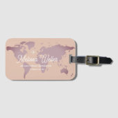 旅行者の名前が付いた埃っぽい紫がかった世界地図 ラゲッジタグ (正面横)