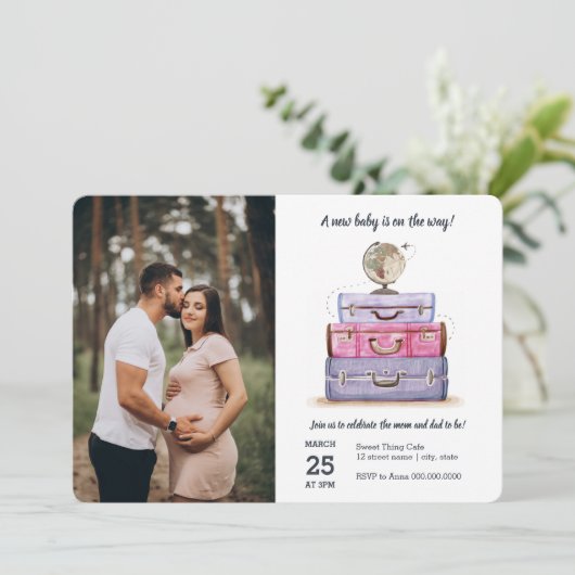 旅行赤ちゃんシャワーピンク紫のスーツケース 招待状 (スタンド正面)
