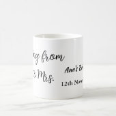 旅行 ブライズシャワー 追加 名前 日付 ミスからミセス シムへ コーヒーマグカップ (中央)