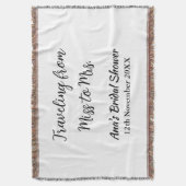 旅行 ブライダルシャワー 追加 名前 日付 ミスからミセス シムへ スローブランケット (正面縦)