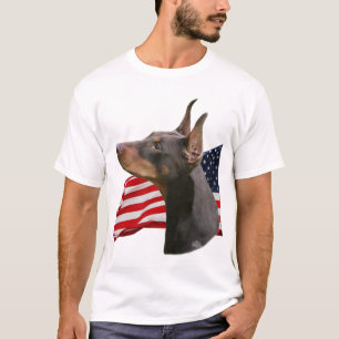 旗が付いている赤い(犬)ドーベルマン・ピンシェルの頭部 Tシャツ
