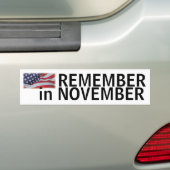 旗が付いている11月のバンパーで覚えて下さい バンパーステッカー (車上)