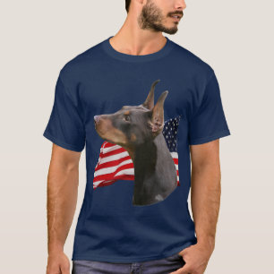 旗が付いているDobermannのピンシャーの(赤い)頭部 Tシャツ