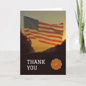 旗とエンブレムを表示する消防士をサポート サンキューカード (正面)