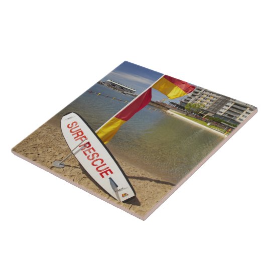 旗と波打ち救助板 タイル (側面)