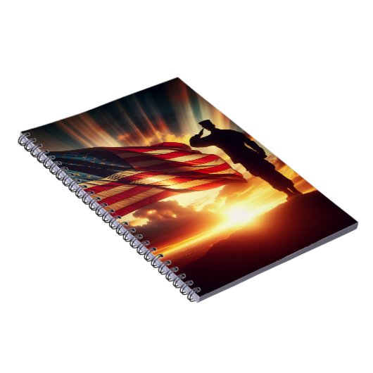 旗に敬礼するアメリカの兵士 ノートブック (右側)