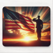 旗に敬礼するアメリカの兵士 マウスパッド (正面)