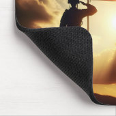 旗に敬礼するアメリカの兵士 マウスパッド (コーナー)