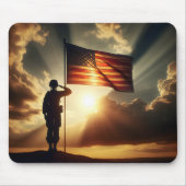 旗に敬礼するアメリカの兵士 マウスパッド (正面)