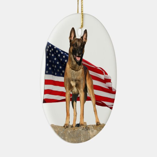 旗のオーナメントを持つベルギー人Malinois セラミックオーナメント (右)