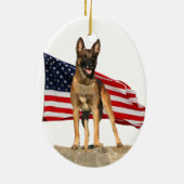 旗のオーナメントを持つベルギー人Malinois セラミックオーナメント (裏面)