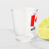 旗のカスタムなカナダカナダの日の飲むパーティー ショットグラス (左)