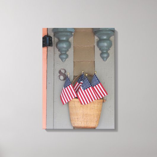 旗のバスケット – マーサのブドウ畑 キャンバスプリント (正面)