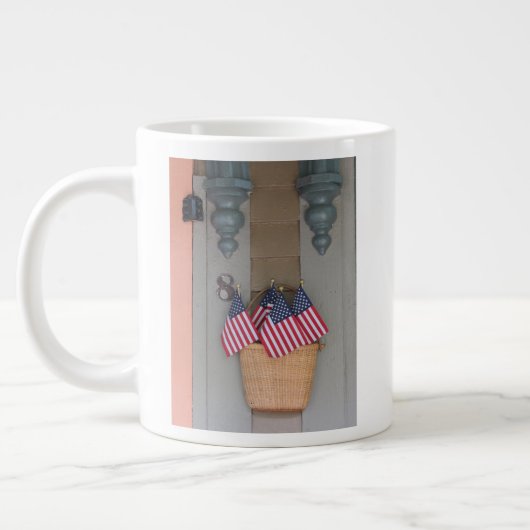 旗のバスケット – マーサのブドウ畑 ジャンボコーヒーマグカップ (左)