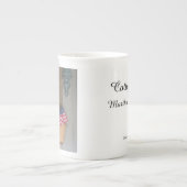 旗のバスケット – マーサのブドウ畑 ボーンチャイナマグカップ (正面)