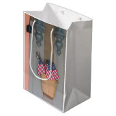 旗のバスケット – マーサのブドウ畑 ミディアムペーパーバッグ (正面アングル)