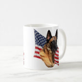 旗のマグが付いているベルギー人のMalinoisの頭部 コーヒーマグカップ (正面右)