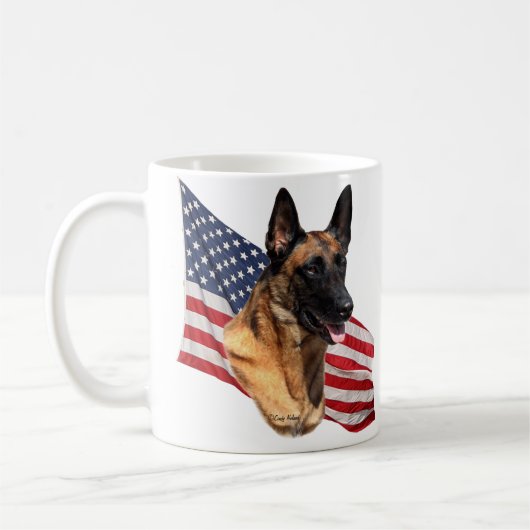 旗のマグが付いているベルギー人のMalinoisの頭部 コーヒーマグカップ (左)