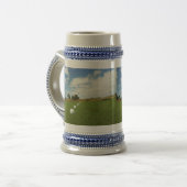 旗の前に並んだ4つのゴルフボール ビールジョッキ (正面左)