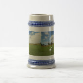 旗の前に並んだ4つのゴルフボール ビールジョッキ (中央)