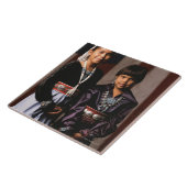 旗の前のナバホー人の女の子 タイル (側面)