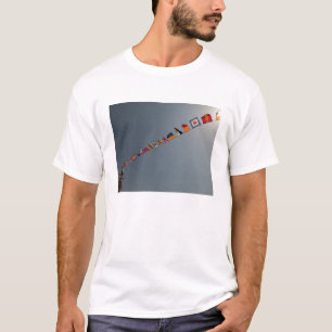 旗はイオー・ジマのデッキに飛びます Tシャツ
