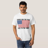 旗を十字架に膝立てる Tシャツ (正面フル)