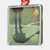 旗を握っているサッカーの審判員 メタルオーナメント (左)