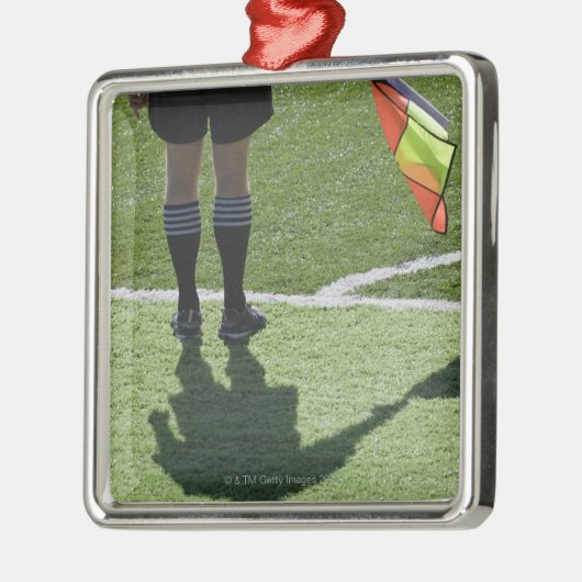 旗を握っているサッカーの審判員 メタルオーナメント (左)
