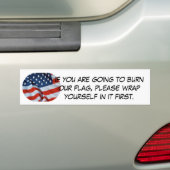 旗を燃やして下さいか。! それのあなた自身を最初に包んで下さい バンパーステッカー (車上)