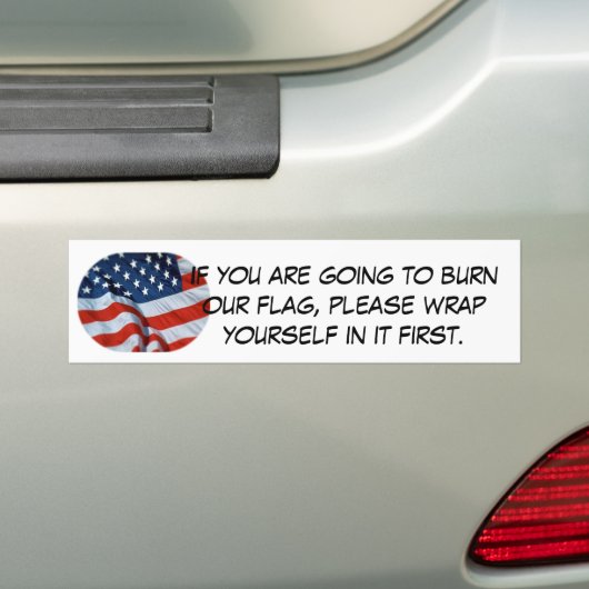 旗を燃やして下さいか。! それのあなた自身を最初に包んで下さい バンパーステッカー (車上)