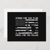 旗を立てて人の前にひざまずく落ちた。 インビテーションポストカード (正面/裏面)