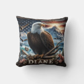 旗威厳のあるを持つ枝に止まったワシ クッション (正面)