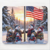 旗竿の周りに集まる雪だるま家族 マウスパッド (正面)