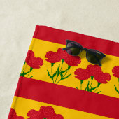 旗色の赤カーネーションスペインのフローラデザイン ビーチタオル (インサイチュ)