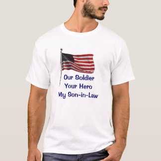 旗、SoldierYour私達のHeroMyの義理の息子 Tシャツ