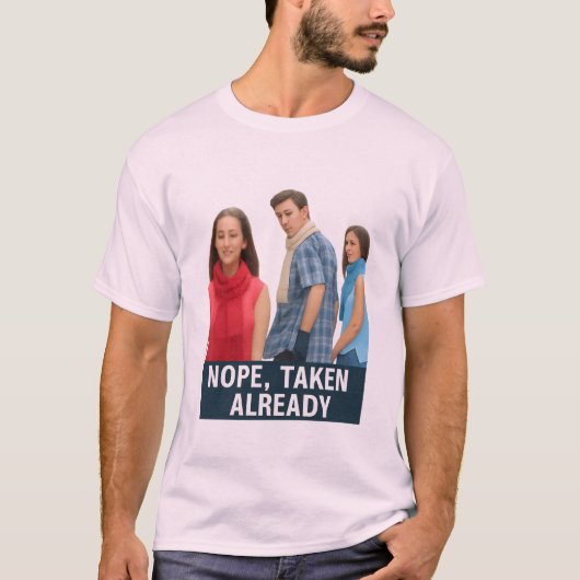 既に彼女いるよ - 忠実な彼氏ミーム グラフィック Tシャツ (正面)