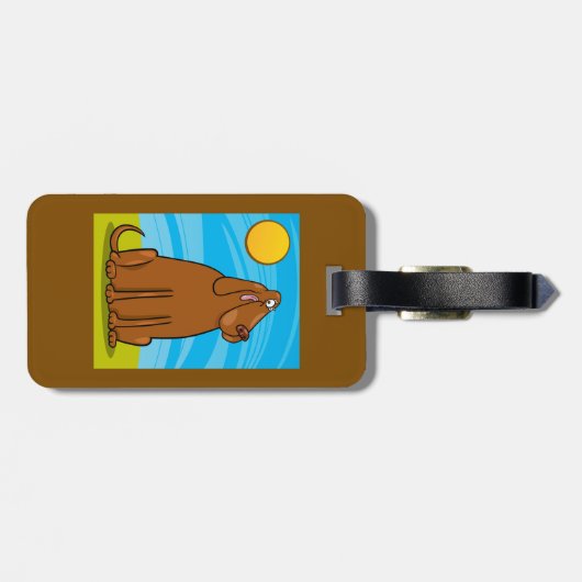 日おもしろいに座る大きな茶色の犬 ラゲッジタグ (裏面横)