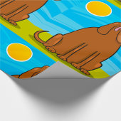 日おもしろいに座る大きな茶色の犬 ラッピングペーパー