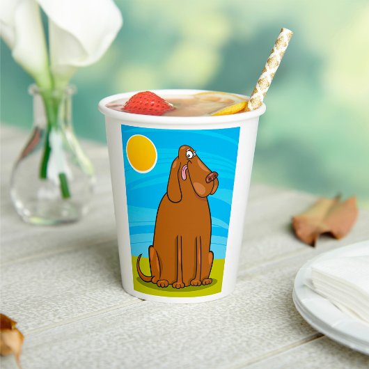 日おもしろいに座る大きな茶色の犬 紙コップ