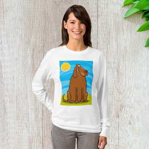 日おもしろいに座る大きな茶色の犬 Tシャツ