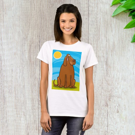 日おもしろいに座る大きな茶色の犬 Tシャツ