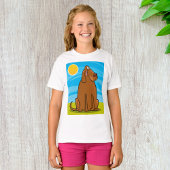 日おもしろいに座る大きな茶色の犬 Tシャツ