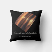 日が沈み、悲しみに満ちた男は遠い遠くに クッション (裏面)