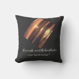 日が沈み、悲しみに満ちた男は遠い遠くに クッション